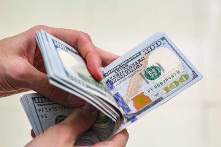 Dollar almaq istəyənlərin NƏZƏRİNƏ!
